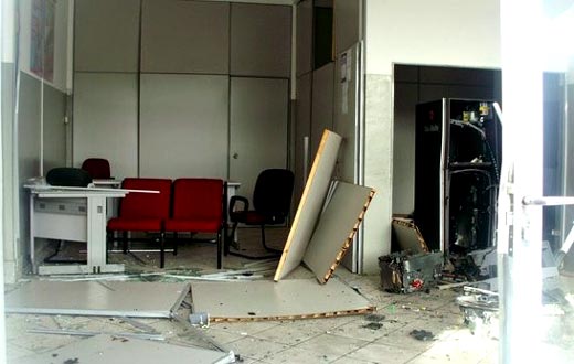 Itaquara: quadrilha invade agências e explode caixas eletrônicos do BB e do Bradesco