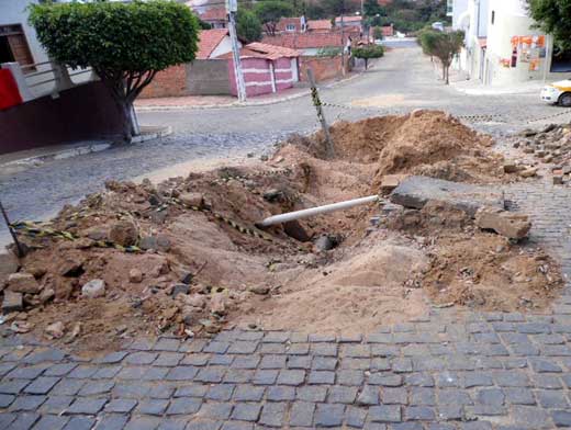 Caetité: Moradores da Avenida Contorno indignados com obra não concluída
