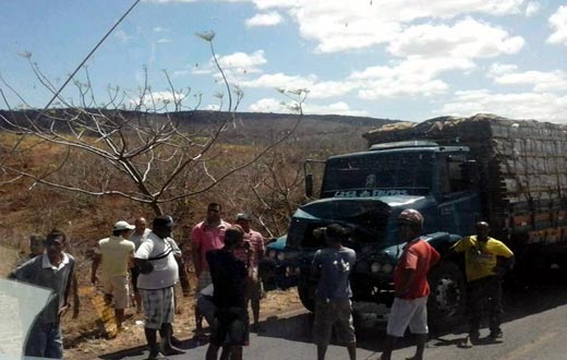 Urandi: casal morre em colisão de moto com caminhão