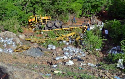 Guanambi: Caminhão carregado com botijões tomba na BR-030