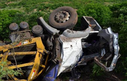 Guanambi: Caminhão carregado com botijões tomba na BR-030