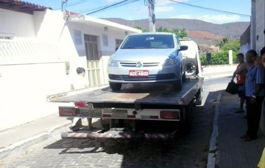 Caetité: Departamento de Trânsito apreende carro que obstruía a via pública
