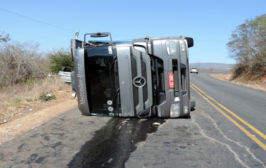 Caetité: Carreta cegonha tomba na BR-030