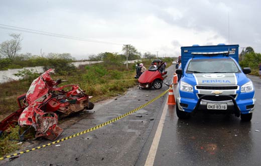 Carro parte ao meio e homem morre em acidente na BA-262