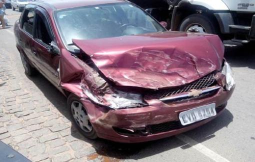 Caetité: Colisão entre carros na Avenida Dácio Oliveira