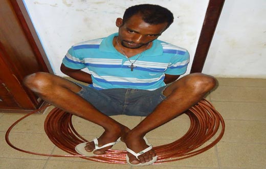 Bom Jesus da Lapa: PM flagra homem furtando cabos na subestação de energia