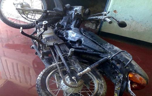 Igaporã: após brigar com esposa homem coloca fogo em moto