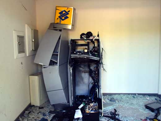Matina: caixa eletrônico do Banco do Brasil é explodido.