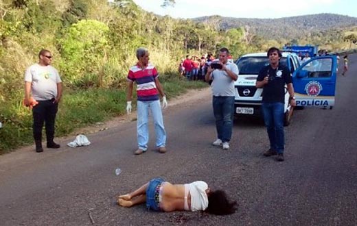 Mulher morre atropelada ao descer de ônibus, na Rodovia BA-549