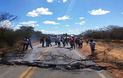 Boquira: população interdita rodovia em protesto contra fechamento da Comarca