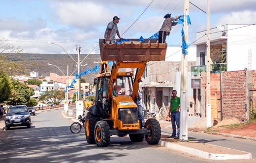 Caetité: equipe da Prefeitura se expõe a riscos para ornamentar as ruas da cidade