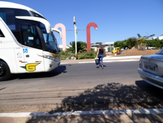 Caetité: Pedestres em risco devido à falta de sinalização na Dácio Oliveira