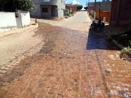 Caetité: Desperdício de água causa revolta na população