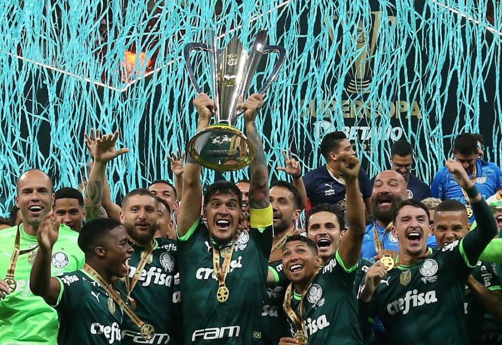 Palmeiras bate Flamengo em jogo frenético e é campeão da Supercopa do Brasil