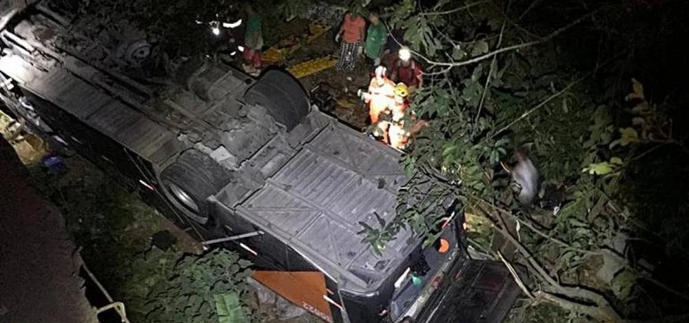 Ônibus com time de futebol cai de ponte e deixa mortos em MG