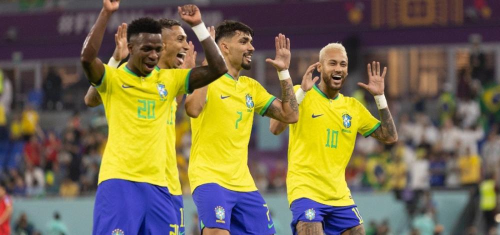 Brasil amassa no primeiro tempo e se garante nas quartas de final da Copa